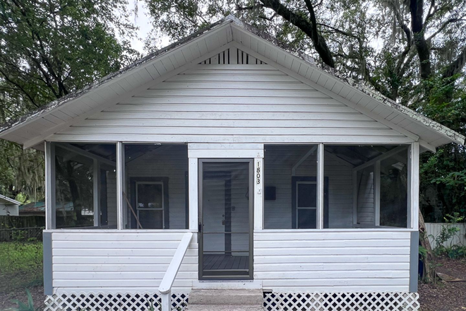  - 2BR/1BA Pet Friendly Cottage off Waldo Road - Available NOW!