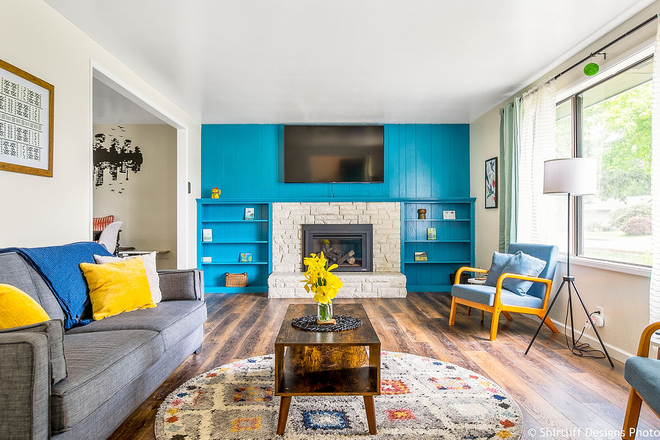 Front room, gas fire place - Eugene Retreat walk to Autzen House