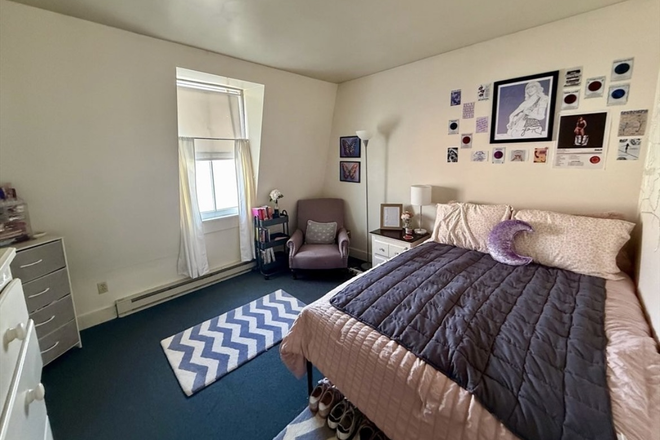 Bedroom - Four Bedroom Apartment in Amherst Center