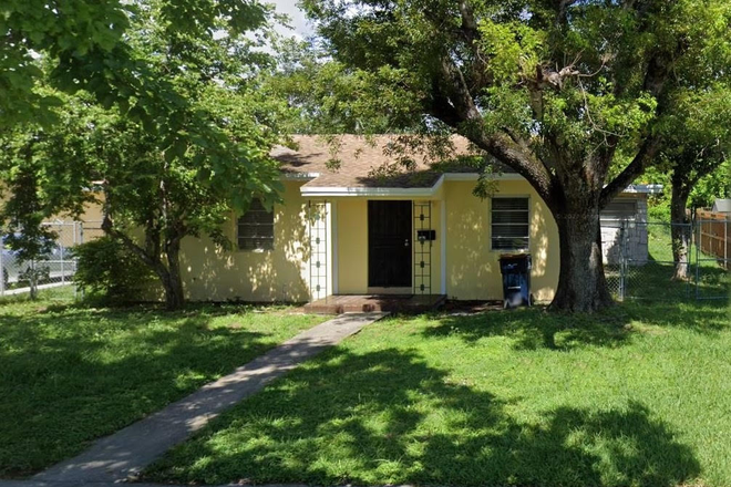 Front - 4 bed, 4 bath home <1 mile from campus! Fully Furnished