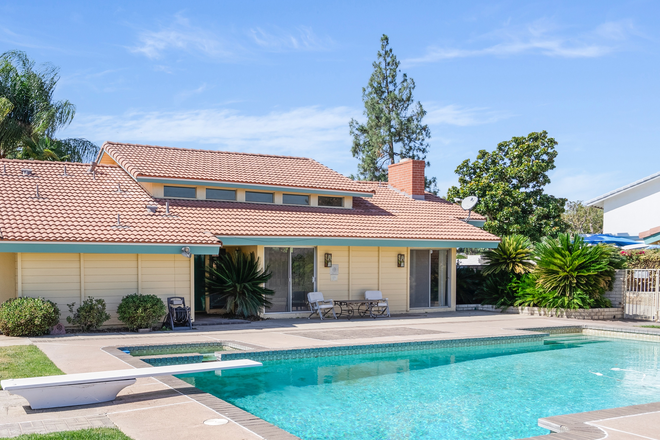 Pool and Jacuzzi - Executive House for Rent in Canyon Crest