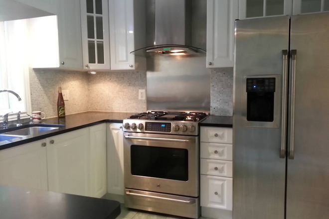 Chef's Kitchen - 6 MO Short Term HUGE OVERSIZED GORGEOUS 4BR/2Bths RENOV TH w W/D on Trendy Garden Block Townhome