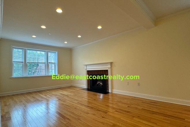 Living - NO FEE + 1 MONTH FREE | Harvard Square 3 Bed | Modern | Hardwood Floors | Gas, H/H Apartments