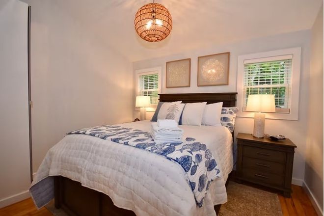 Bedroom 1 - Queen bed, storage, smart TV - Little Elm Cottage - Entire house for rent close to campus, spring semester availability