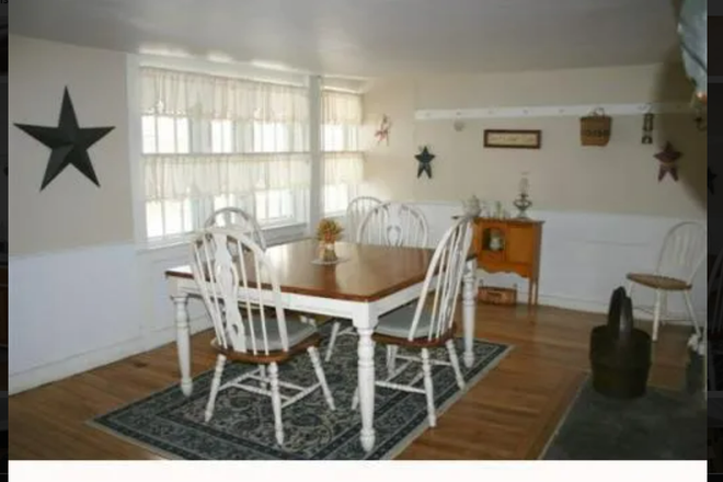 Side B dining room - 2573 Kingstown Rd, walk to campus House