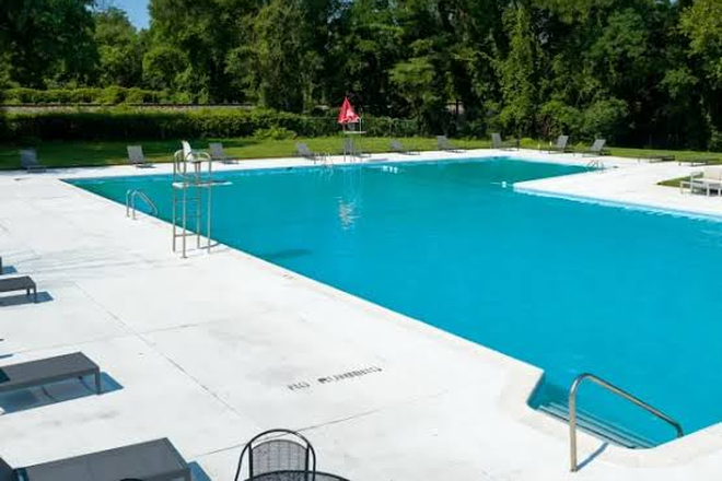 swimming pool - Milbrook Park Apartment