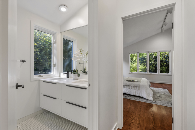 Bathroom and Bedroom - Room in home-Wheatsheaf Lane-Princeton