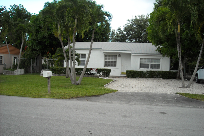 Outside Street View - AVOID TRAFFIC & CAMPUS PARKING!  3/2 house 2 blocks from UM, spacious, private yard!