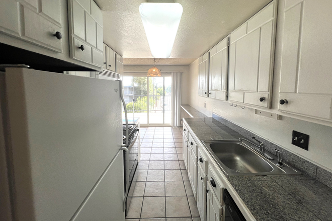 Kitchen - 805 29th Street - Spanish Towers (2BR/1BA) Apartments