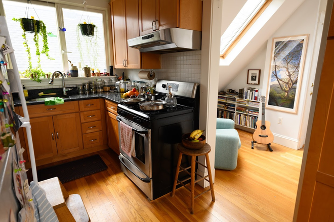 3 - Newly renovated apartment a few blocks to Davis Sq - May 1