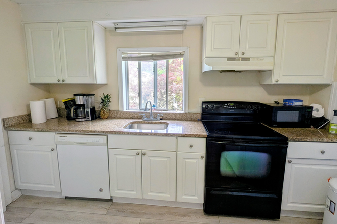 Kitchen - Sunny, Modest, Well Kept 2 Bedroom / 1 Bath Apt - 10 mins North of Princeton