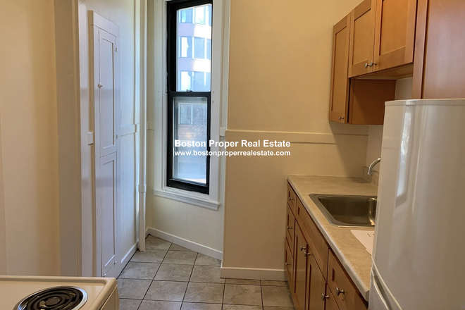 a - 5th floor studio in elevator building... Apartments