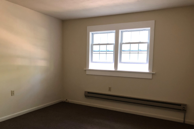 bedroom - Small one bedroom apartment- Umass bus route- August 1