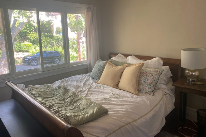 Queen size bed. Large flat screen TV available if needed. - Large furnished room one block from bus stop - everything included.  Easy parking, quiet and safe. House