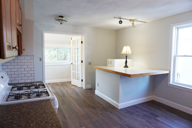 Kitchen Island - 4 BR Aprts Near Tufts CALL:(781)863-6469 or TEXT:(978)697-8050 No Fees!, Large Groups, New Reno 2024