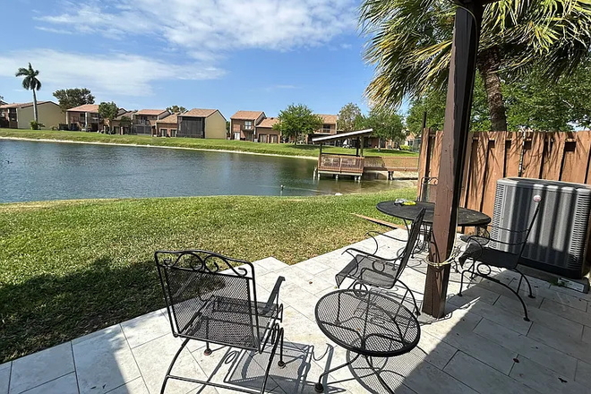 Back porch (lake view) - Comfy townhouse close to NSU campus