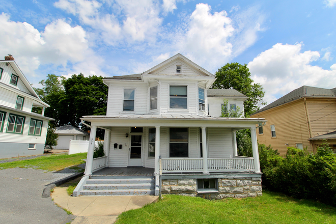 Front of house - Live downtown! - 8 bedrooms 2 bathroom home