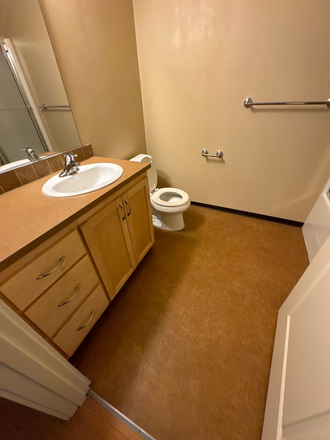 Bathroom - Bedroom sublet in a 3bed 2bath apartment