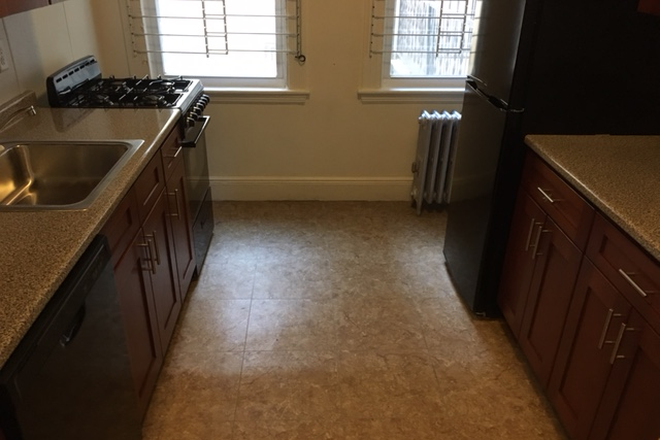 Hub Realty - Huge one bedroom split, on Green line Washington St stop Apartments