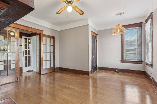 2. Lots of light from large original windows and 10' high ceilings throughout - L5P/Candler Park Apt 1