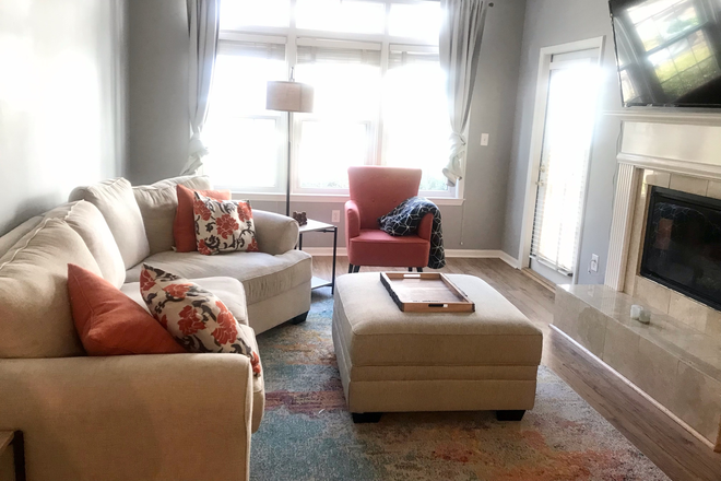 Spacious light-filled living room - Condo for Rent in Old Fourth Ward