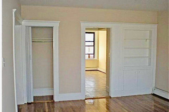 Call NOW for showings! 617-236-8550 - COMM AVE - *NO FEE* MODERN X-LRG 5BR/1BA FOR *9/1/2026* W/ HW INC, LNDRY IN BLDBG, EIK, DW, DECK! Apartments