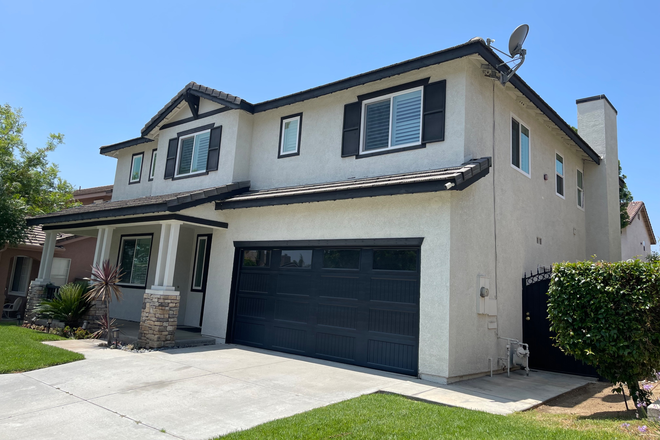 Front - 4 Bed/ 2.5bath Home in Sycamore Highlands Community