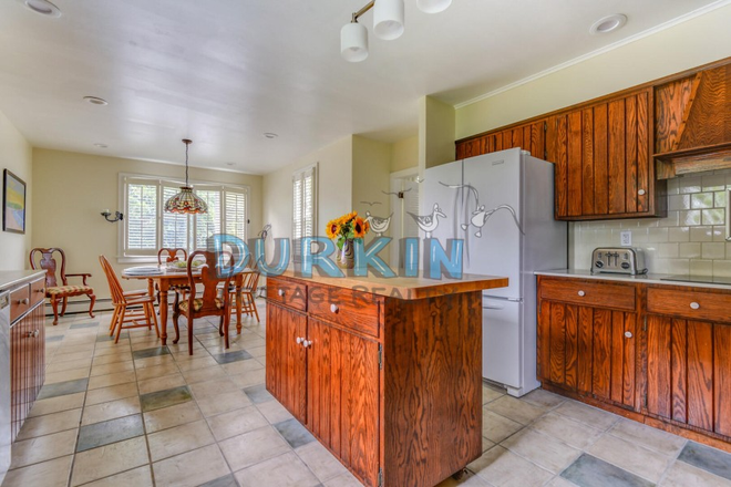 kitchen - Spacious 12 Acre Private Lot House