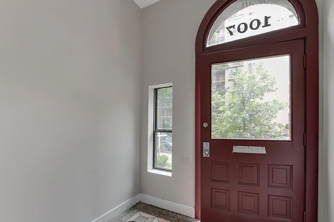 Lobby - Summer Sublet Available July 12-Aug. 16 (dates flexible) Townhome