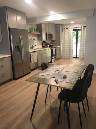 Dinning area - Close to campus and beach. One mile from campus