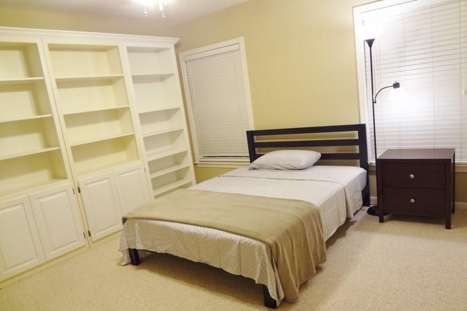 Bedroom - Sheridan St. 5 minutes Walking or Biking Distance to RICE University Campus House