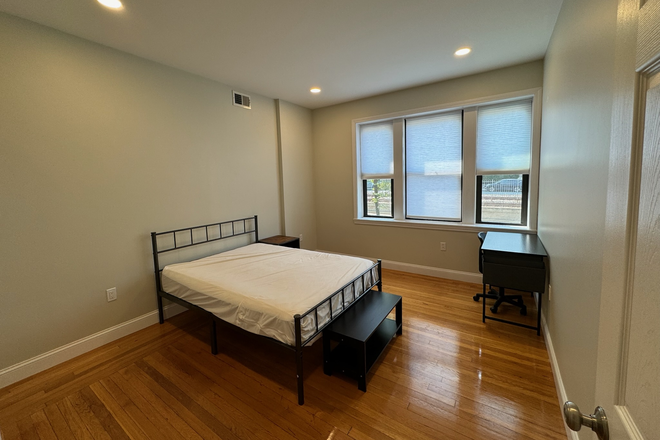 bedroom - Huge 5 bed condo on commonwealth Close to campus, renovated kitchen w/ granite countertop