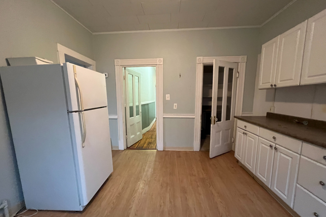 . - Spacious 4 Bed / 2 Bath w/ LAUNDRY IN UNIT!! Available NOW! Central AC!
