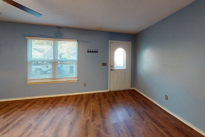 Livingroom - 4 Bedroom, 2.5 bath home 15 minutes from Downtown campus and 7 from Citadel Mall MUSC