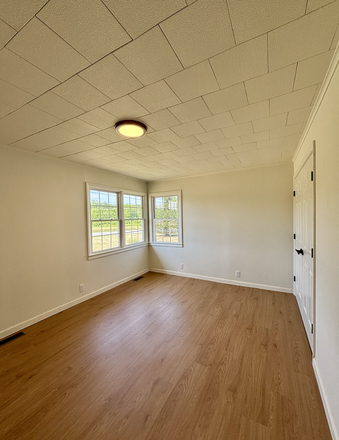 BEDROOM 1 - 3 Bedroom House Near Campus and UVM Dairy Barn