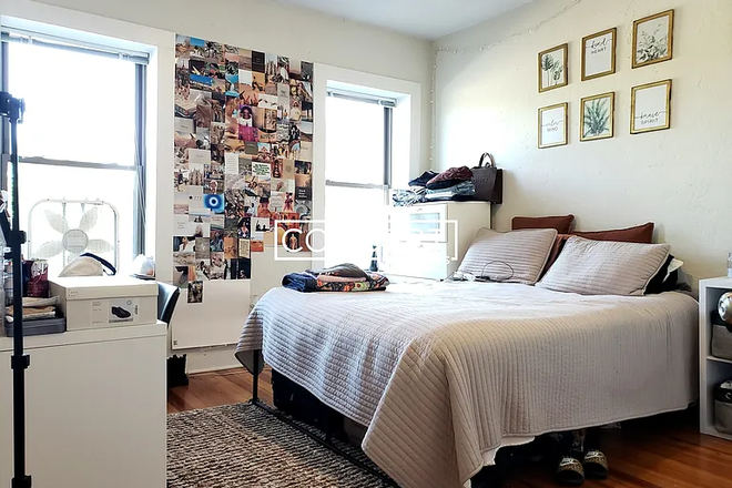 This is a pic of the room. The room will be unfurnished, the layout is the same. I can send a video if you are interested. - 1 private room for in a 3 bed 1 bath appartment (June 1st - Aug 30th)