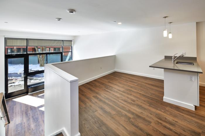 Lofted Dining Room - Spacious apartment Soldiers Field Park (2 of 3 bedrooms available)