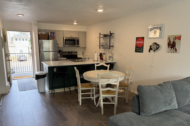 Kitchen - College Townhomes