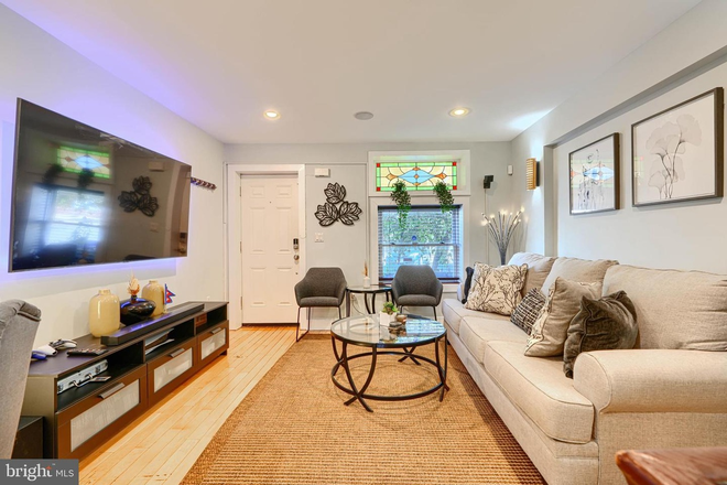 living room - 1 BR with private bath in Fells Point
