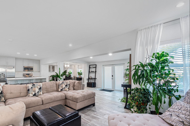 Living Room - Gorgeous 3B/3B + Den Close to Main and Medical Campus House