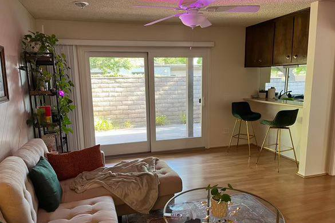 Family Room 2 - Room available for clean, female students Townhome