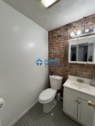 Bathroom - 3 Bedroom Duplex with Easy Commute to Campus!!