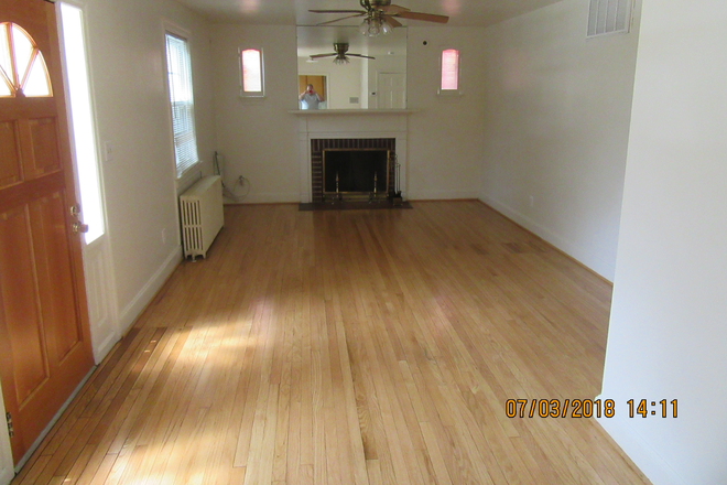 Front Room - 4502 Guilford Rd Apt. B/ WALK TO CAMPUS