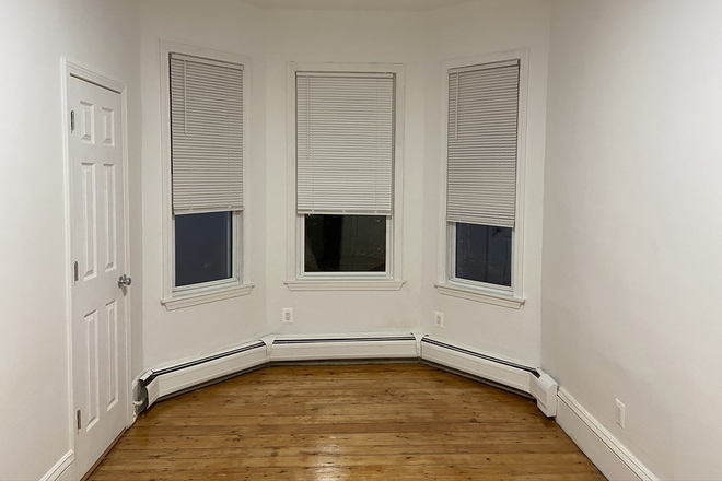 . - STUNNING 2 BED, HEATING INCLUDED, NO BROKER FEE!! Apartments