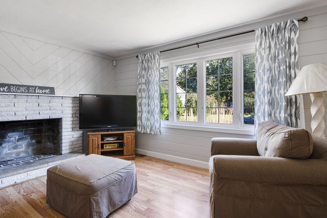 Living Room - Charming Cape -3 bed 2 bathrooms AVAILABLE 2026-2027 TERM! House