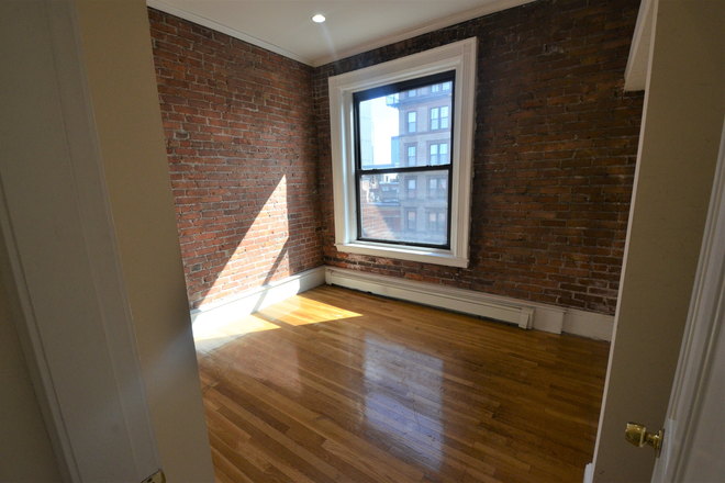 Room - Spacious One bedroom on 409 Marlborough st Apartments