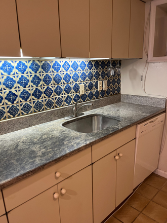 kitchen (granite counters, Mexican tile backsplash) - Furnished two-Beds, and two-full-Baths, on The Hill, 5-blks to Union Station