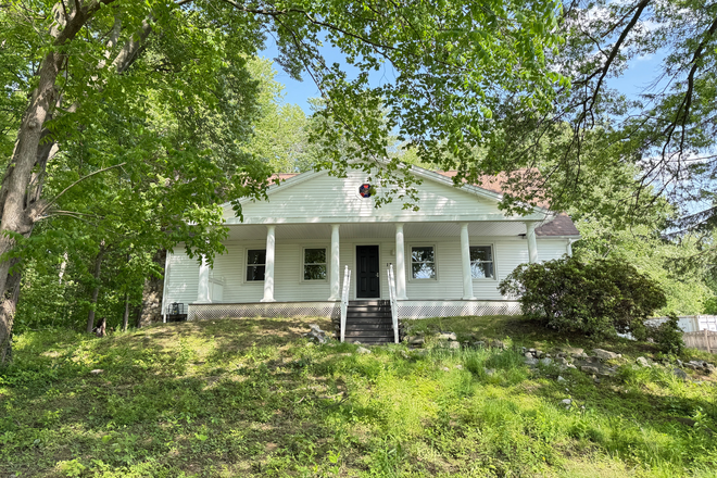 exterior - 6 BED/3 BATH HOUSE IN HADLEY AVAILABLE 2026-2027 – PERFECT FOR GROUPS!
