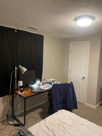 Bedroom - Room in Shared House (May 26 – July 30) Summer Sublet