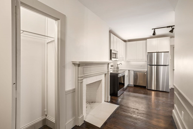 LIVING - RENOVATED 2 BED WITH HOT WATER INCLUDED! 9/1/25